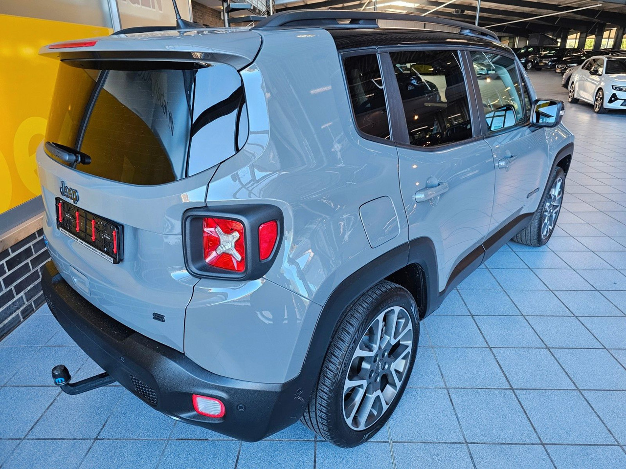 Jeep Renegade S Plug-In-Hybrid 4xe Kamera LED ACC AHK - Terepjáró/ SUV: 2 kép. Jeep Renegade S Plug-In-Hybrid 4xe Kamera LED ACC AHK - Terepjáró/ SUV: 2 kép.