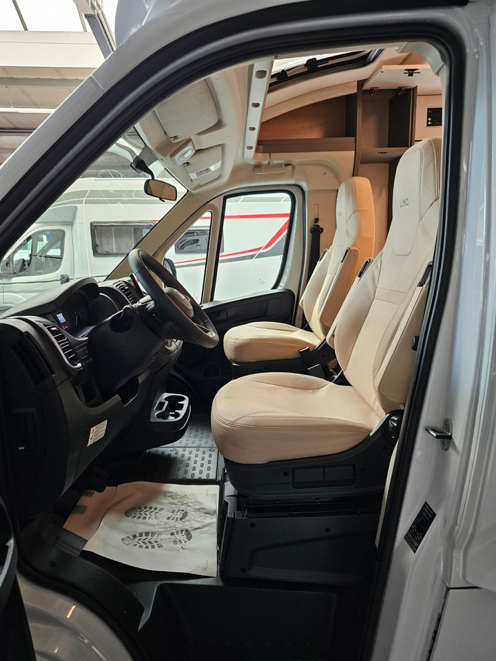 LMC Tourer T660G 70 Jahre AT-8 WC Markise Navi - Félintegrált lakóautó: 5 kép. LMC Tourer T660G 70 Jahre AT-8 WC Markise Navi - Félintegrált lakóautó: 5 kép.