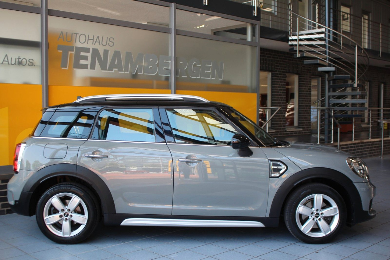 MINI Cooper D Countryman Pepper Navi Klimaaut. PDC - Autó: 3 kép. MINI Cooper D Countryman Pepper Navi Klimaaut. PDC - Autó: 3 kép.