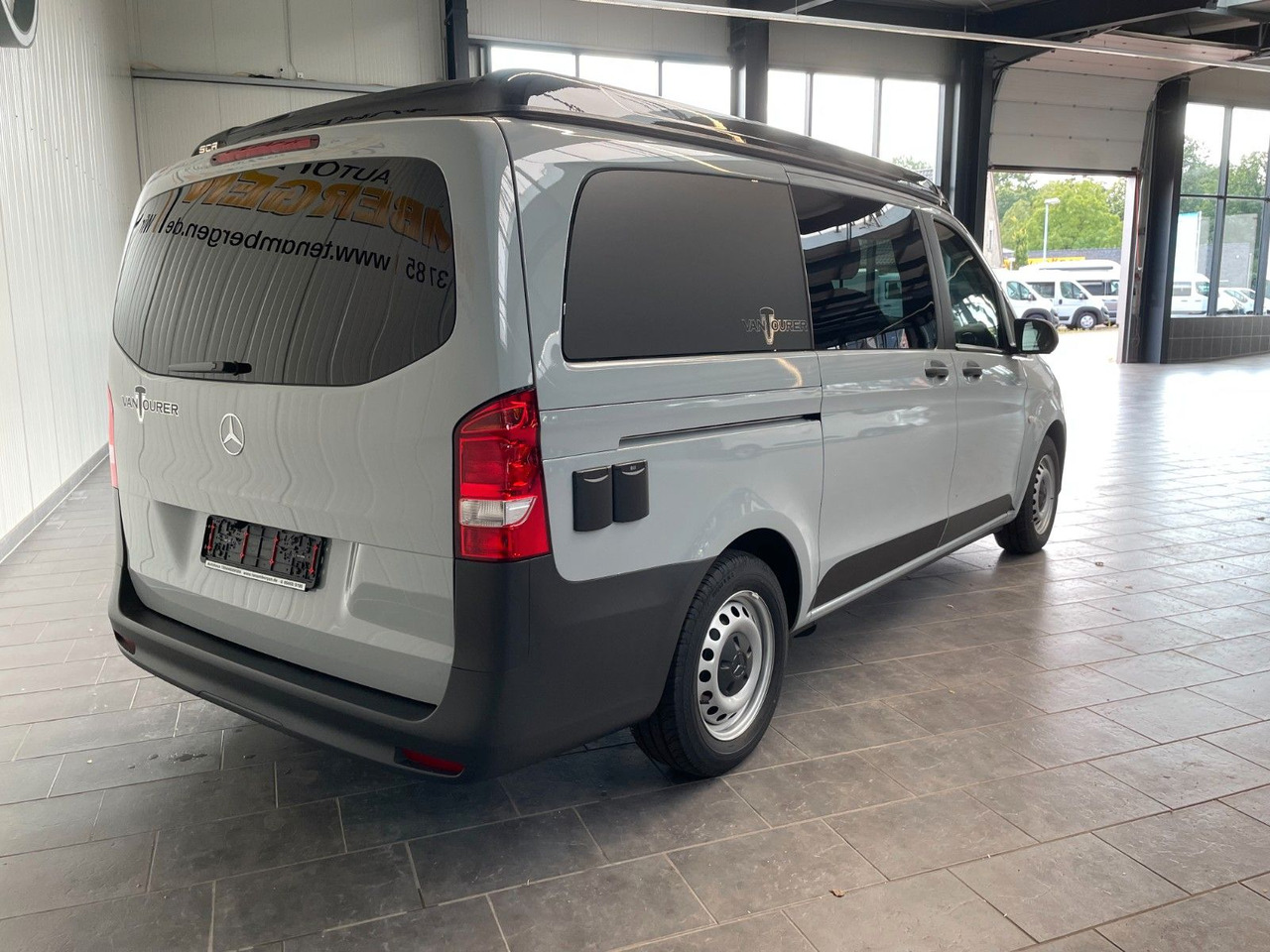 Mercedes-Benz Vito VanTourer Urban "Comfort" Camper Küche AHK - Kempingautó: 5 kép. Mercedes-Benz Vito VanTourer Urban "Comfort" Camper Küche AHK - Kempingautó: 5 kép.