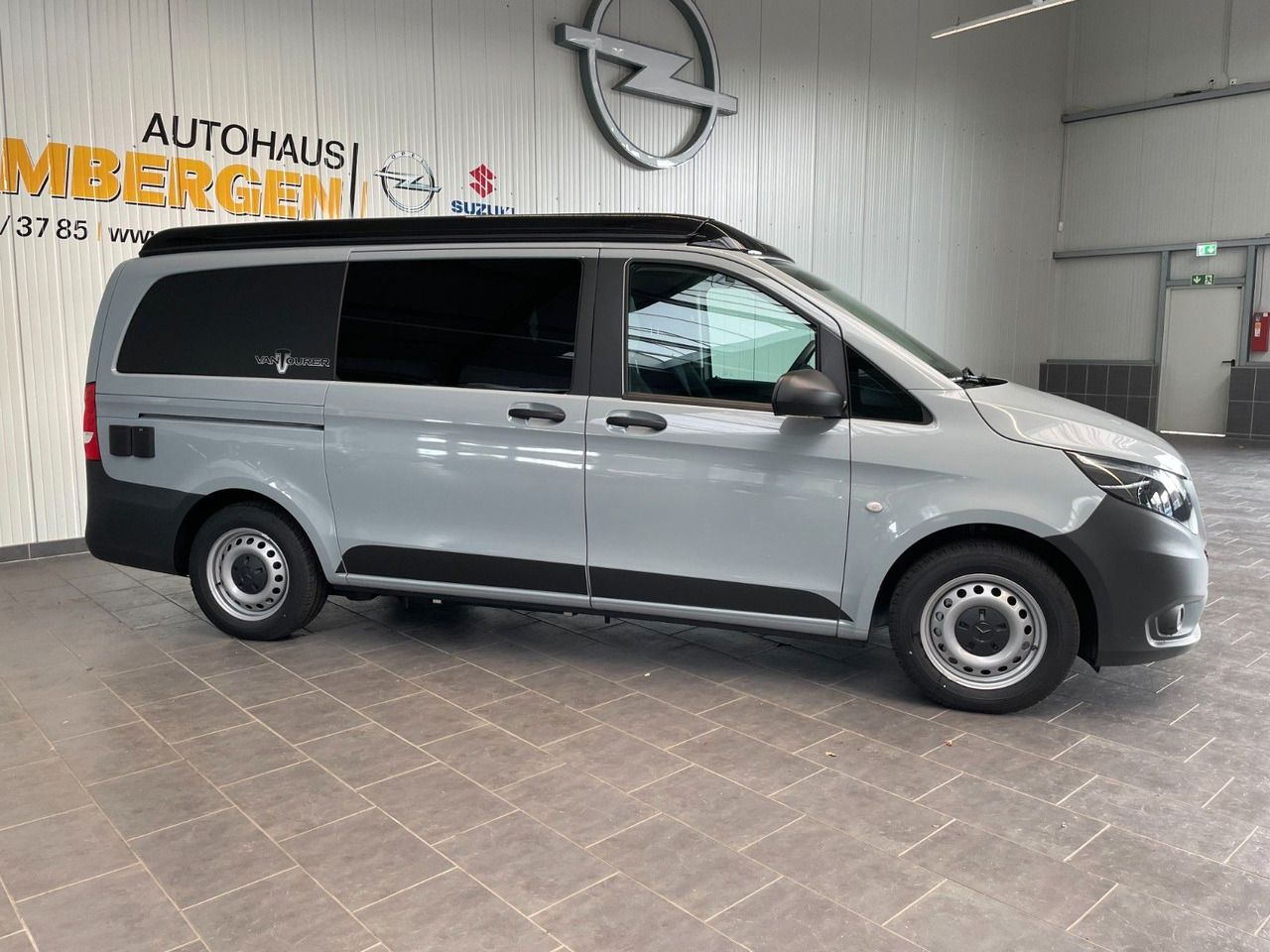 Mercedes-Benz Vito VanTourer Urban "Comfort" Camper Küche AHK - Kempingautó: 3 kép. Mercedes-Benz Vito VanTourer Urban "Comfort" Camper Küche AHK - Kempingautó: 3 kép.