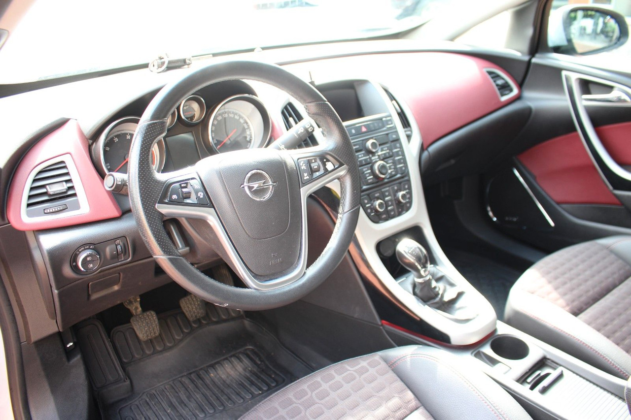 Hatchback Opel Astra J GTC Innovation: 8 kép.