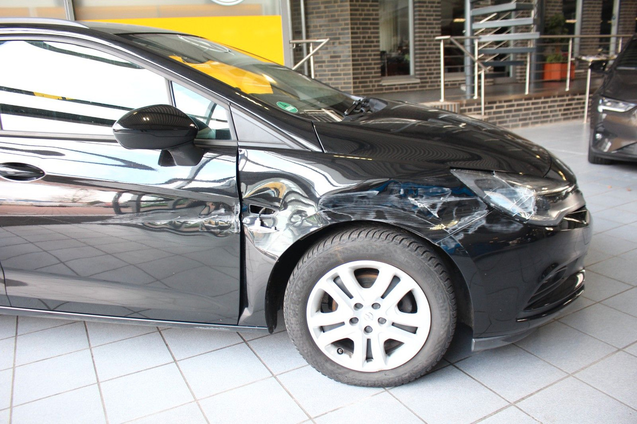 Opel Astra K Sports Tourer Edition AHK Navi - Kombi: 2 kép. Opel Astra K Sports Tourer Edition AHK Navi - Kombi: 2 kép.