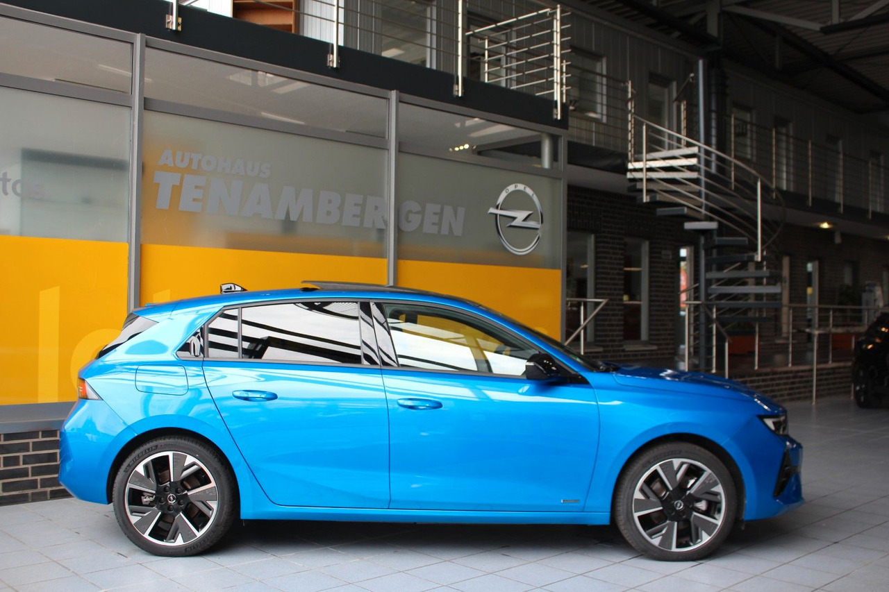 Opel Astra L Lim. Electric GS Pixel-LED ACC UPE: 54t€ - Szedán: 3 kép. Opel Astra L Lim. Electric GS Pixel-LED ACC UPE: 54t€ - Szedán: 3 kép.