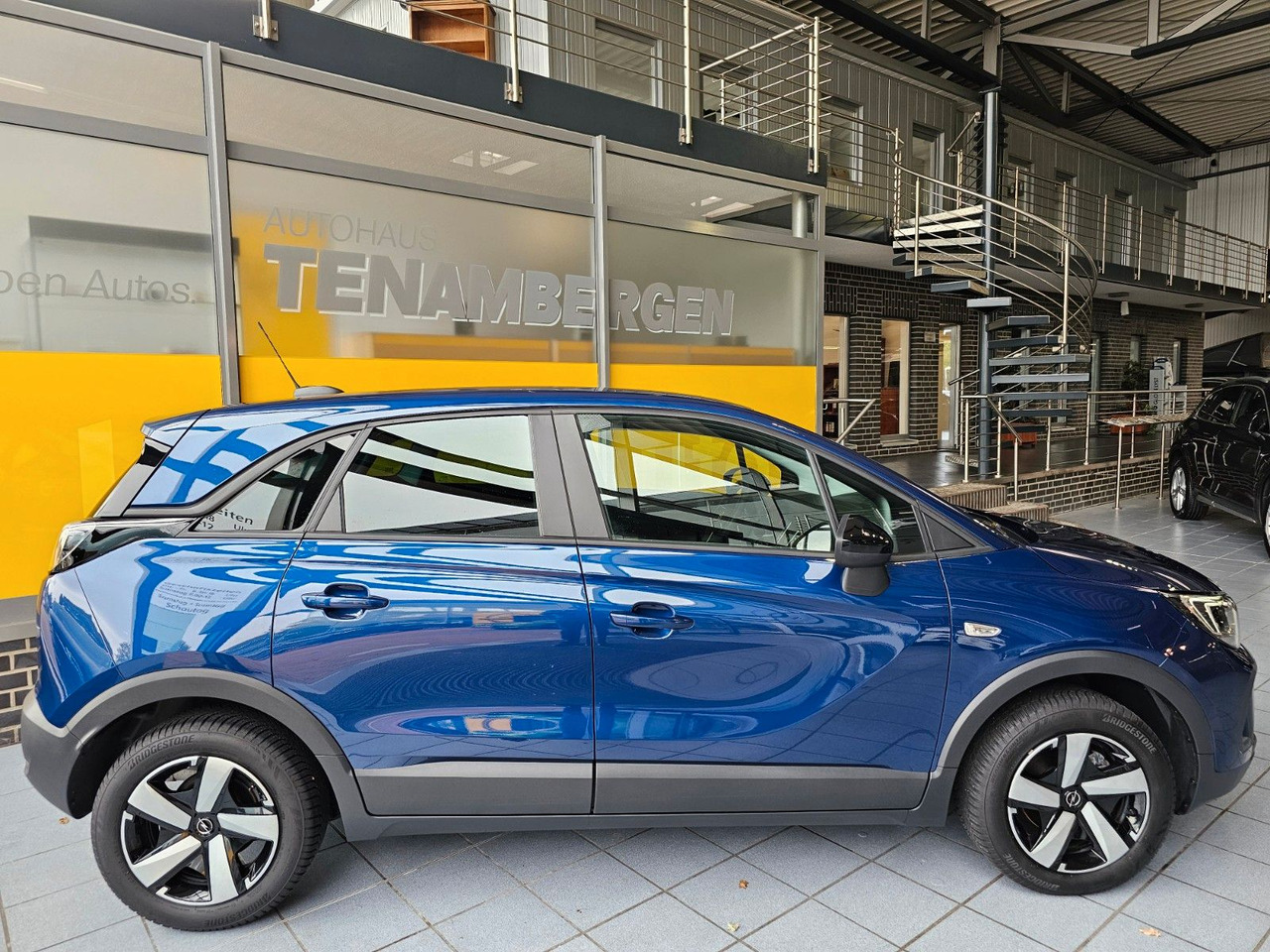Opel Crossland Navi SHZ LHzg PDC Kamera - Kisbusz: 2 kép. Opel Crossland Navi SHZ LHzg PDC Kamera - Kisbusz: 2 kép.