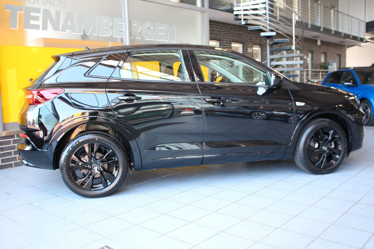 Opel Grandland 1.2 Turbo GS Line LED Kamera Sitzheiz. - Terepjáró/ SUV: 3 kép. Opel Grandland 1.2 Turbo GS Line LED Kamera Sitzheiz. - Terepjáró/ SUV: 3 kép.