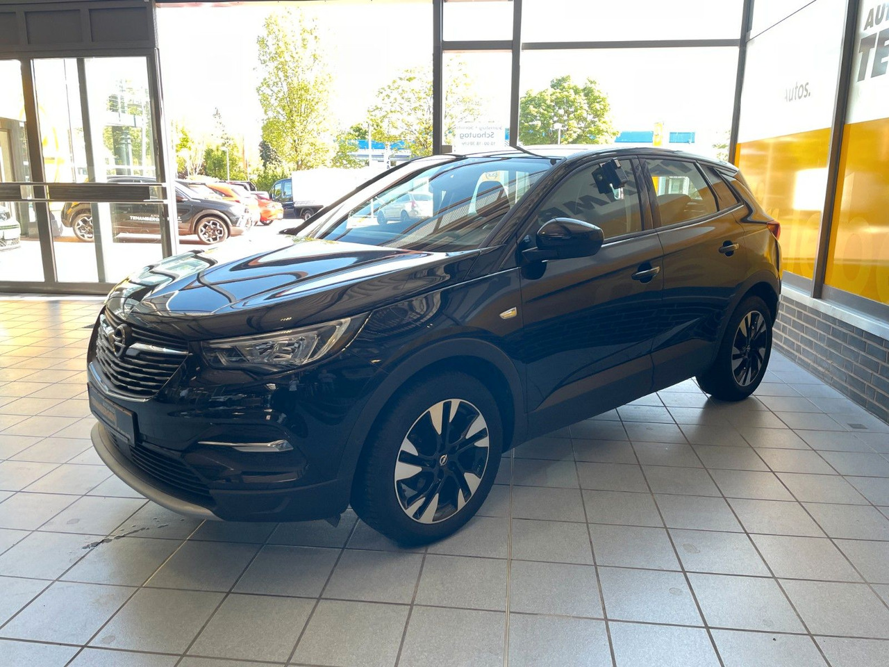 Opel Grandland (X) Elegance Kamera Sitz- & Lenkradhzg - Terepjáró/ SUV: 4 kép. Opel Grandland (X) Elegance Kamera Sitz- & Lenkradhzg - Terepjáró/ SUV: 4 kép.