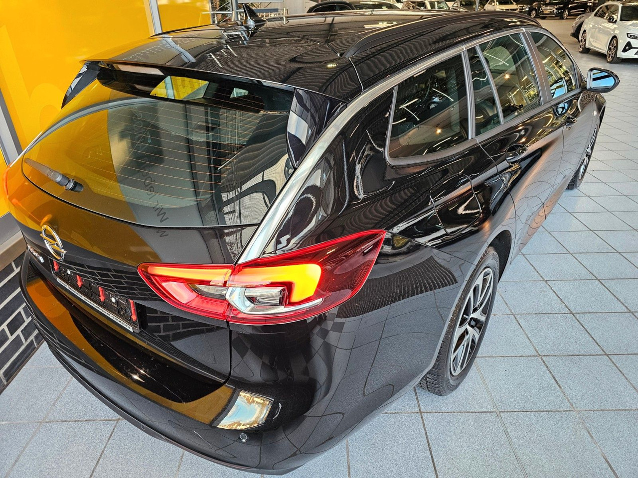 Opel Insignia B ST SHZ LHzg Carplay PDC Spurassistent - Kombi: 3 kép. Opel Insignia B ST SHZ LHzg Carplay PDC Spurassistent - Kombi: 3 kép.