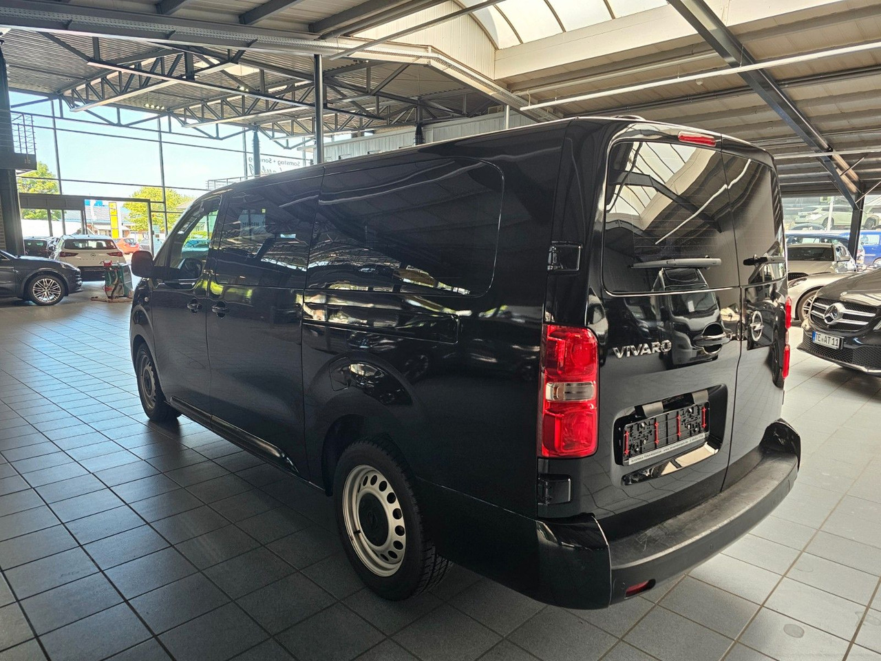 Opel Vivaro Kasten FlexSpace L DoKa Navi CarPlay DAB - Kis furgon, Duplakabinos kisteherautó: 3 kép. Opel Vivaro Kasten FlexSpace L DoKa Navi CarPlay DAB - Kis furgon, Duplakabinos kisteherautó: 3 kép.