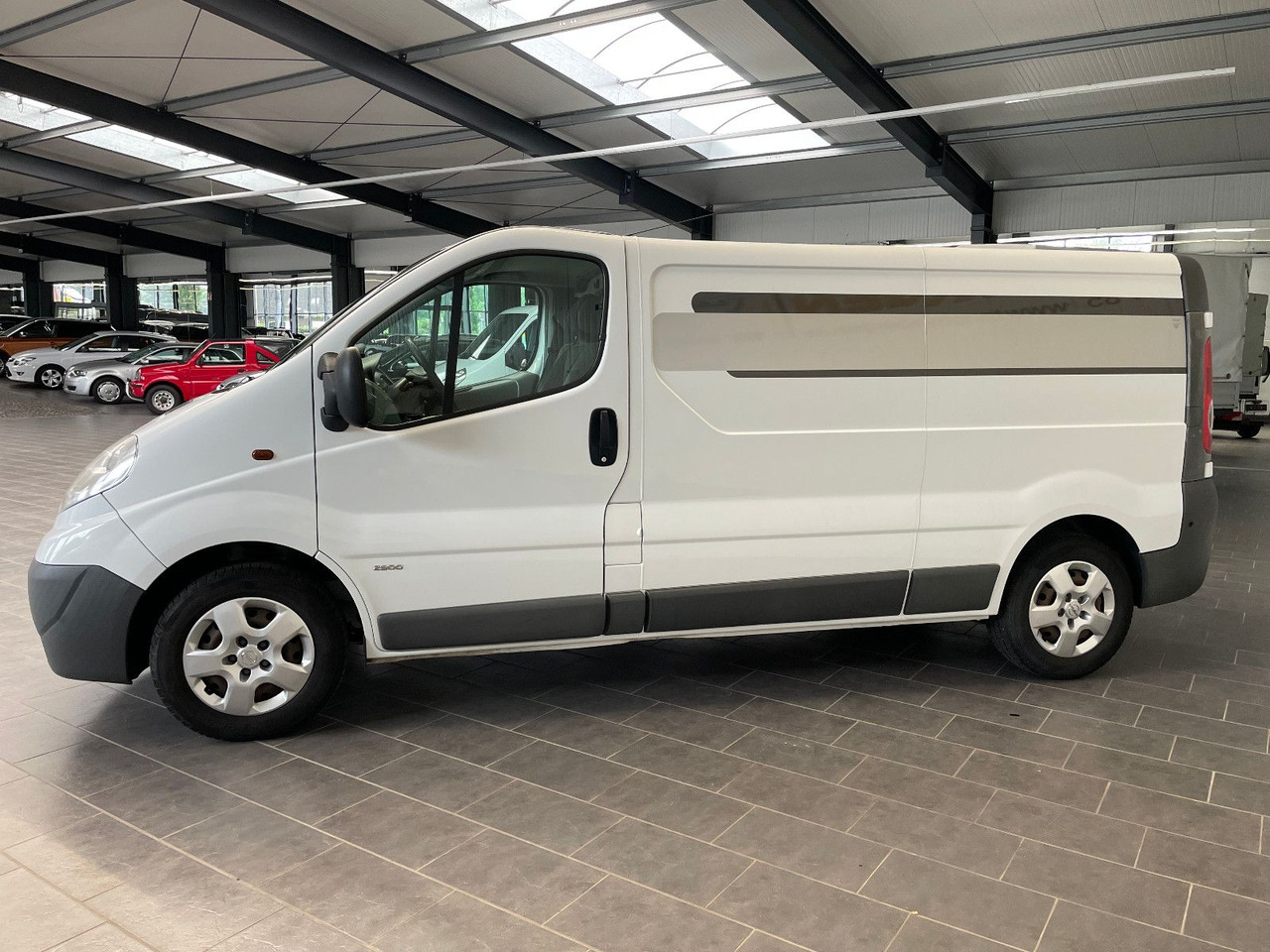 Opel Vivaro Kasten L2H1 2,9t Tüv Scheckheft Klima AHK - Kis furgon: 4 kép. Opel Vivaro Kasten L2H1 2,9t Tüv Scheckheft Klima AHK - Kis furgon: 4 kép.