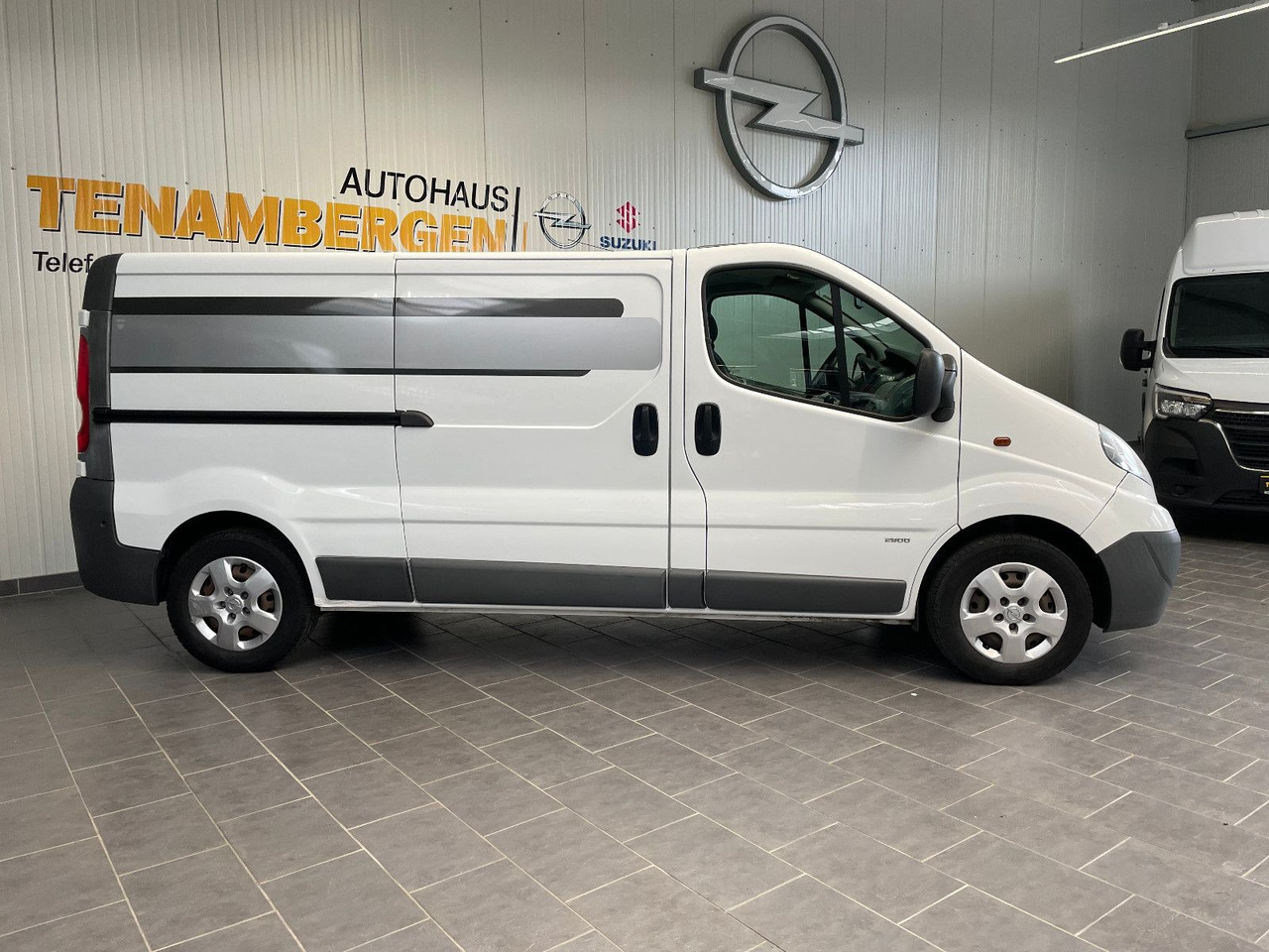 Opel Vivaro Kasten L2H1 2,9t Tüv Scheckheft Klima AHK - Kis furgon: 2 kép. Opel Vivaro Kasten L2H1 2,9t Tüv Scheckheft Klima AHK - Kis furgon: 2 kép.