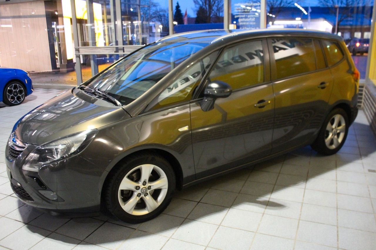 Opel Zafira C Tourer Style PDC Sitz u.Lenkradheizung - Kisbusz: 5 kép. Opel Zafira C Tourer Style PDC Sitz u.Lenkradheizung - Kisbusz: 5 kép.
