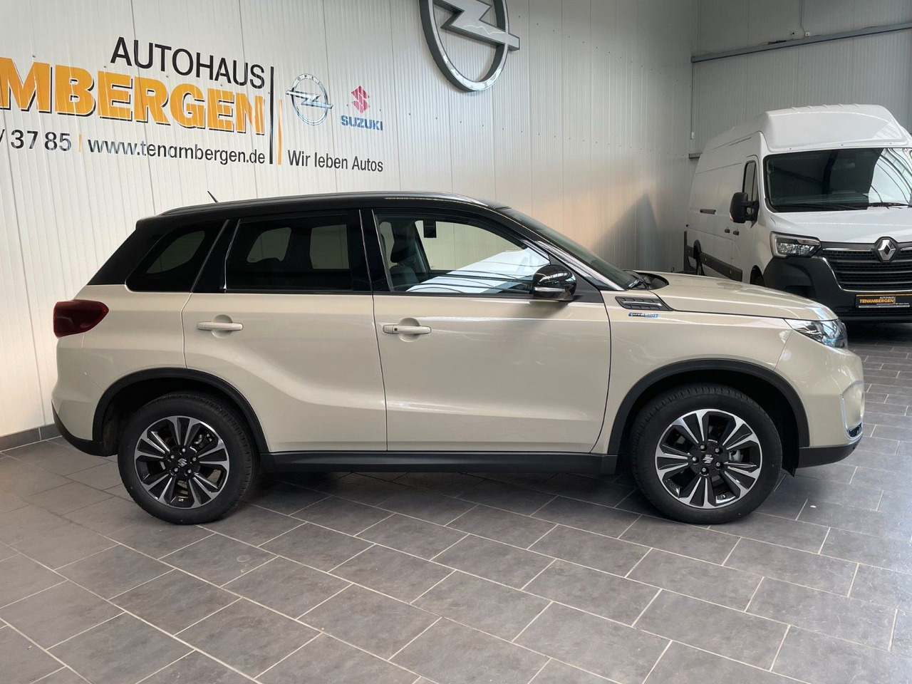 Suzuki Vitara 1.5 Mild-Hybrid Comfort+ 4x2 LED DAB+ ACC - Terepjáró/ SUV: 2 kép. Suzuki Vitara 1.5 Mild-Hybrid Comfort+ 4x2 LED DAB+ ACC - Terepjáró/ SUV: 2 kép.