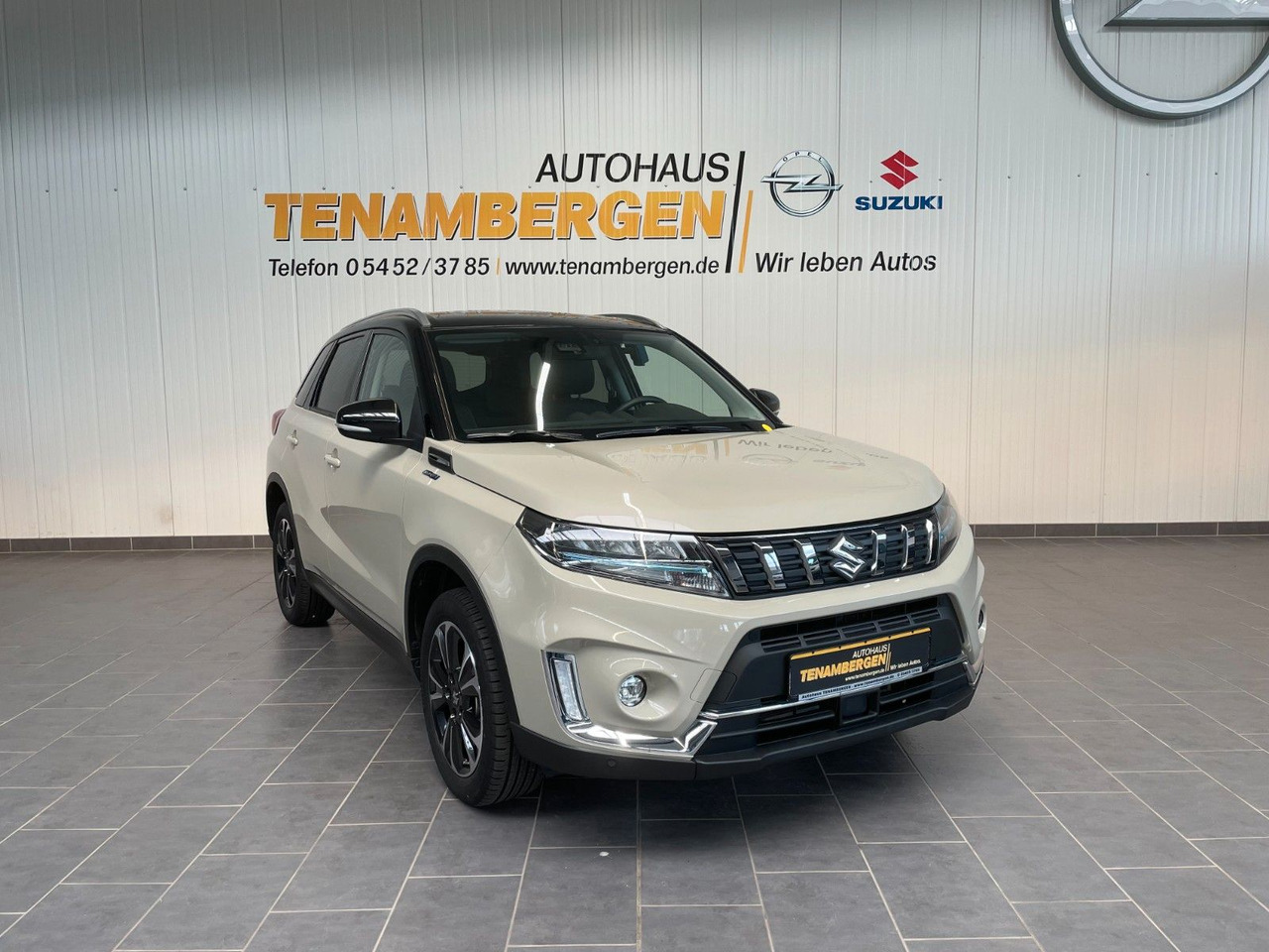 Suzuki Vitara 1.5 Mild-Hybrid Comfort+ 4x2 LED DAB+ ACC - Terepjáró/ SUV: 1 kép. Suzuki Vitara 1.5 Mild-Hybrid Comfort+ 4x2 LED DAB+ ACC - Terepjáró/ SUV: 1 kép.