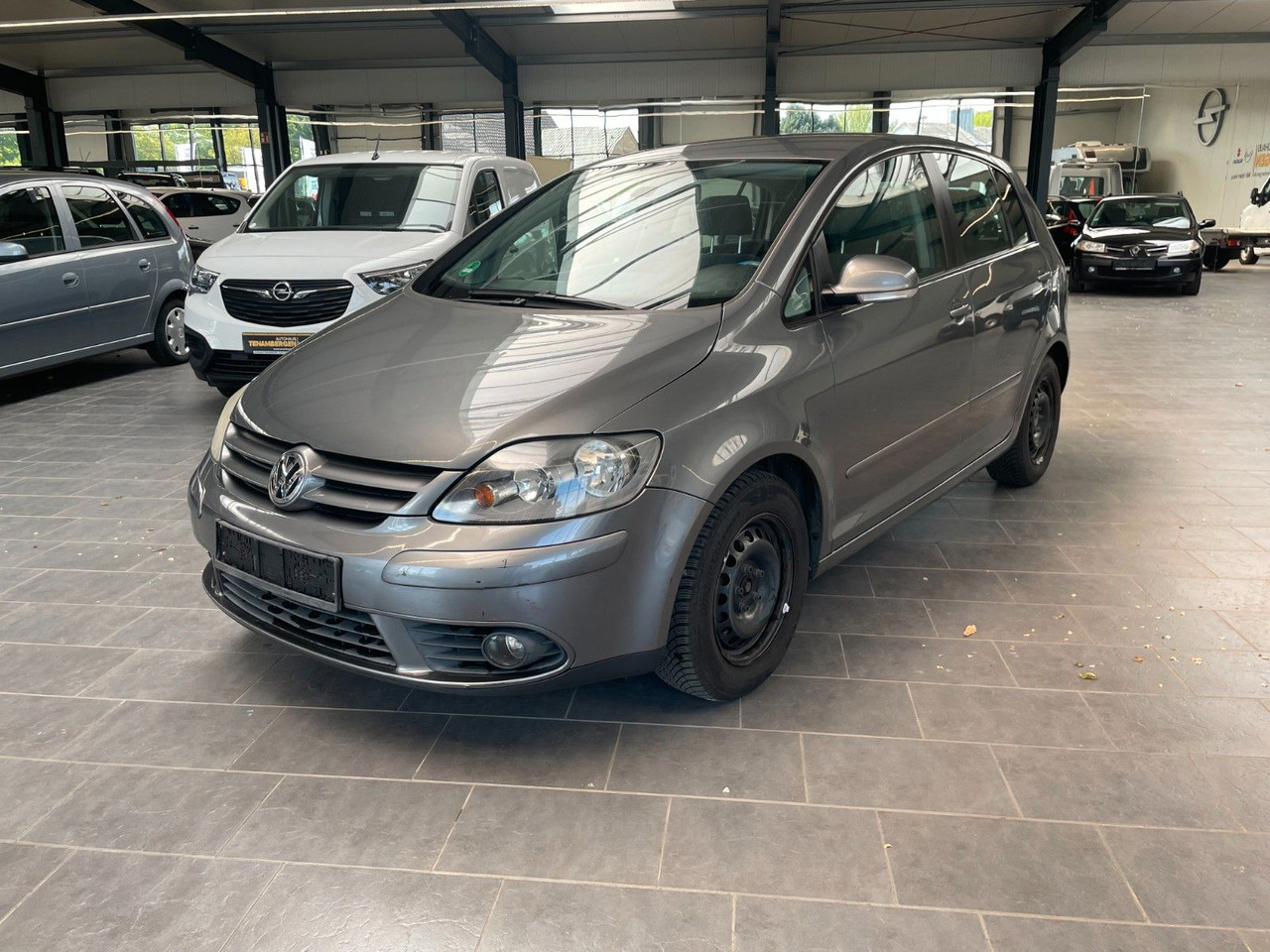 Volkswagen Golf Plus - Kisbusz: 2 kép. Volkswagen Golf Plus - Kisbusz: 2 kép.