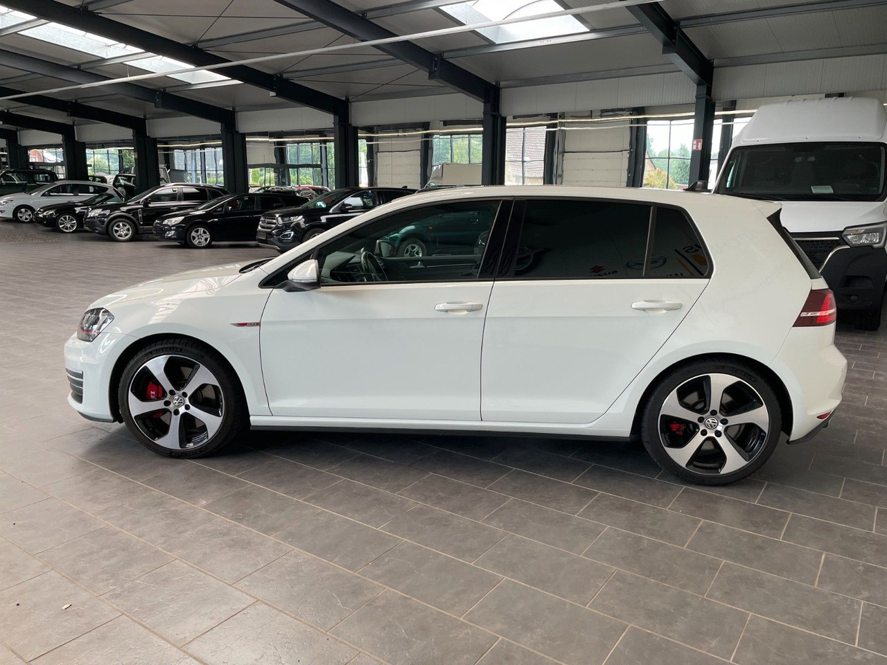 Volkswagen Golf VII GTI Performance BMT /Alu -Winterreifen - Szedán: 5 kép. Volkswagen Golf VII GTI Performance BMT /Alu -Winterreifen - Szedán: 5 kép.