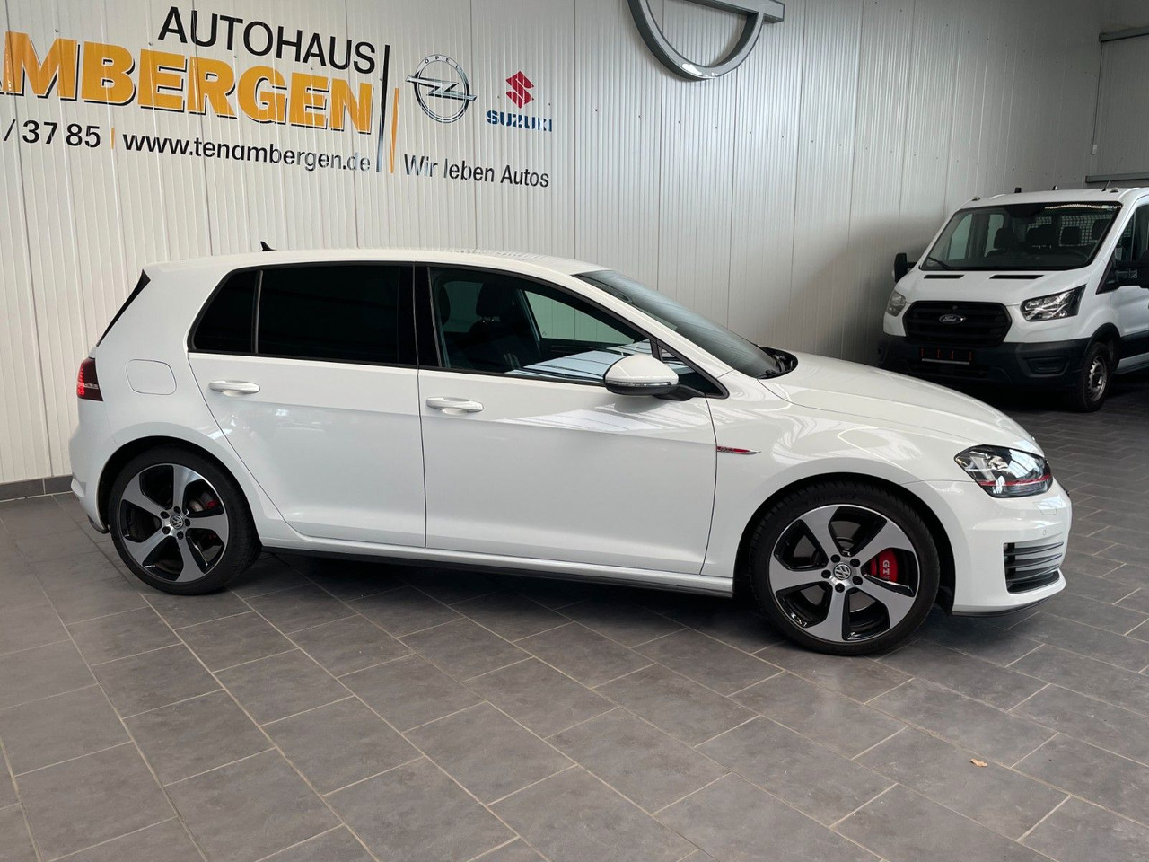 Volkswagen Golf VII GTI Performance BMT /Alu -Winterreifen - Szedán: 2 kép. Volkswagen Golf VII GTI Performance BMT /Alu -Winterreifen - Szedán: 2 kép.
