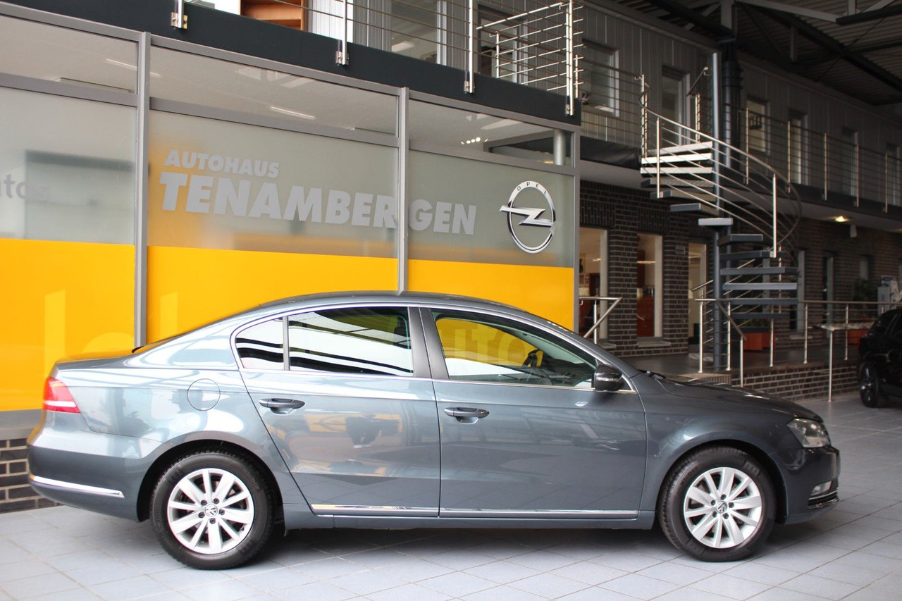 Volkswagen Passat Comfortline BlueMotion Navi PDC - Autó: 3 kép. Volkswagen Passat Comfortline BlueMotion Navi PDC - Autó: 3 kép.