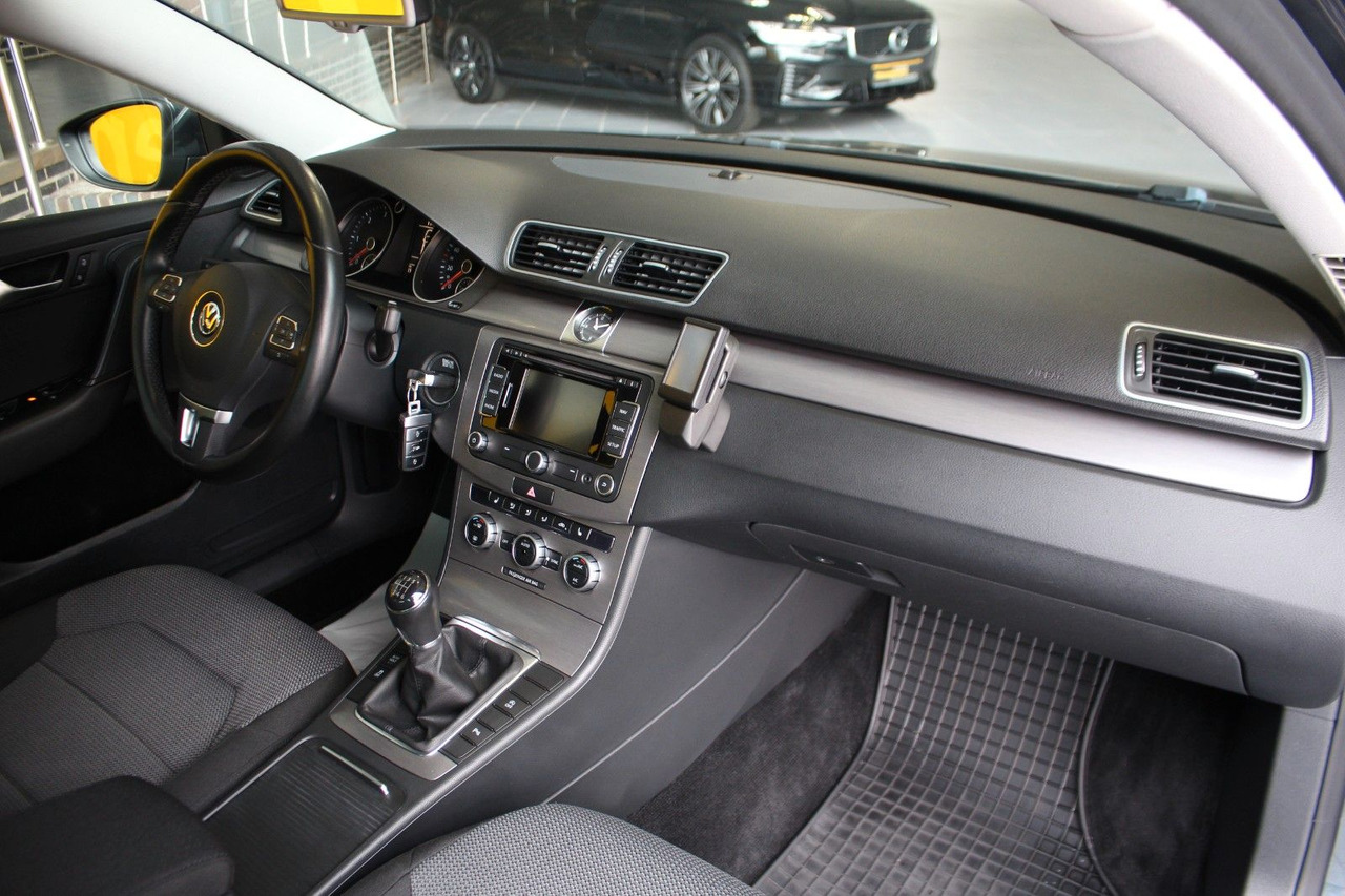 Volkswagen Passat Comfortline BlueMotion Navi PDC - Autó: 5 kép. Volkswagen Passat Comfortline BlueMotion Navi PDC - Autó: 5 kép.