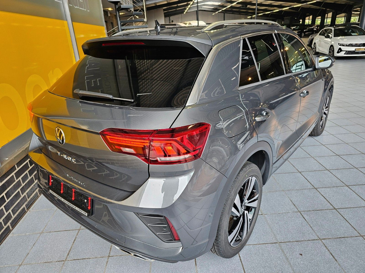 Volkswagen T-Roc R-Line eHeckklappe SHZ LED - Terepjáró/ SUV: 4 kép. Volkswagen T-Roc R-Line eHeckklappe SHZ LED - Terepjáró/ SUV: 4 kép.