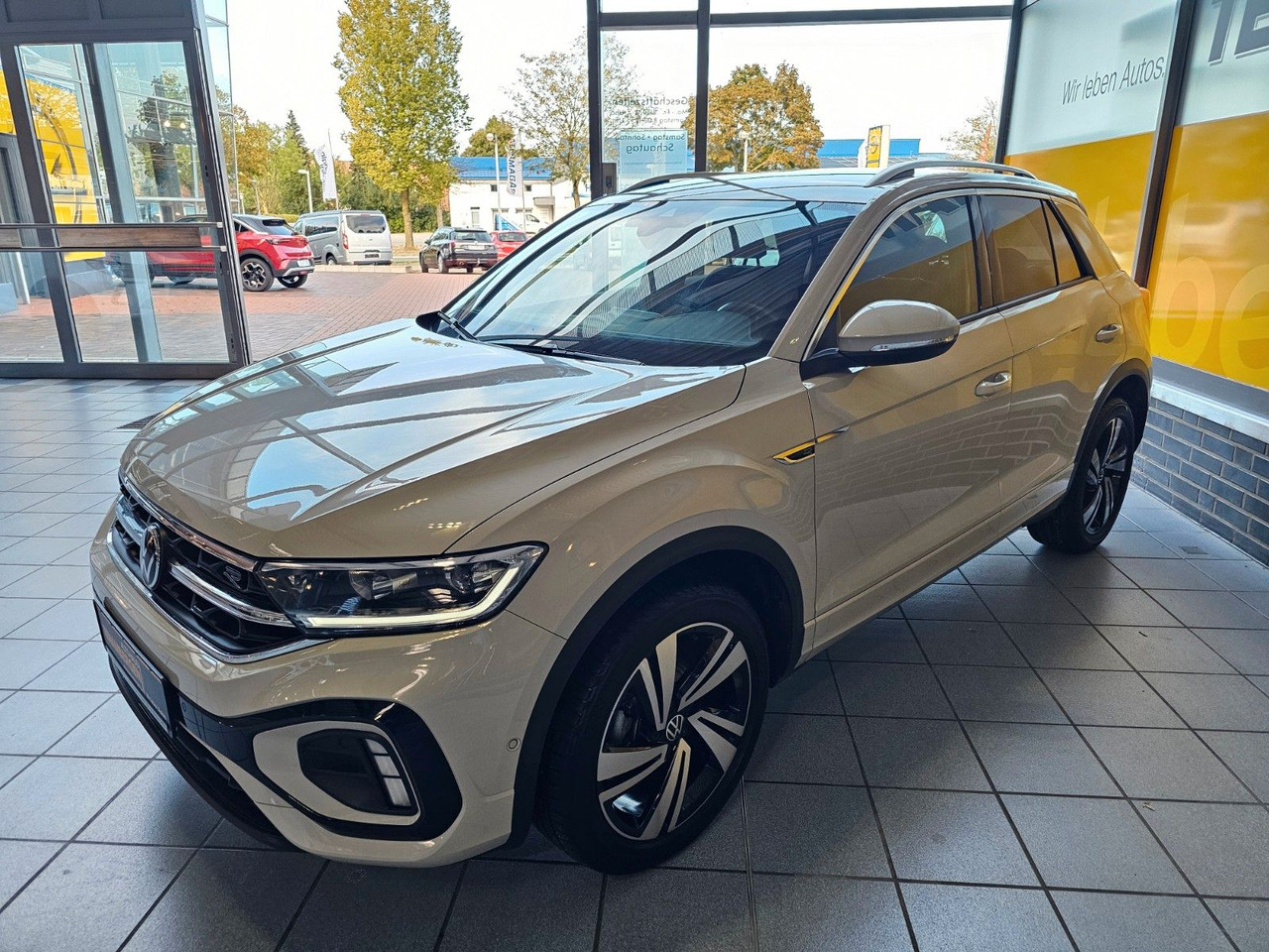 Volkswagen T-Roc R-Line eHeckklappe SHZ LED - Terepjáró/ SUV: 2 kép. Volkswagen T-Roc R-Line eHeckklappe SHZ LED - Terepjáró/ SUV: 2 kép.