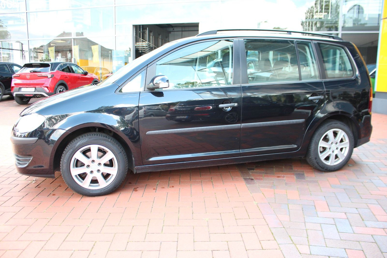 Volkswagen Touran Conceptline AHK 7 Sitze - Kisbusz: 3 kép. Volkswagen Touran Conceptline AHK 7 Sitze - Kisbusz: 3 kép.