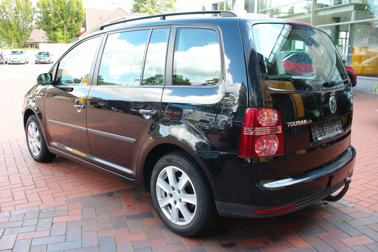 Volkswagen Touran Conceptline AHK 7 Sitze - Kisbusz: 4 kép. Volkswagen Touran Conceptline AHK 7 Sitze - Kisbusz: 4 kép.