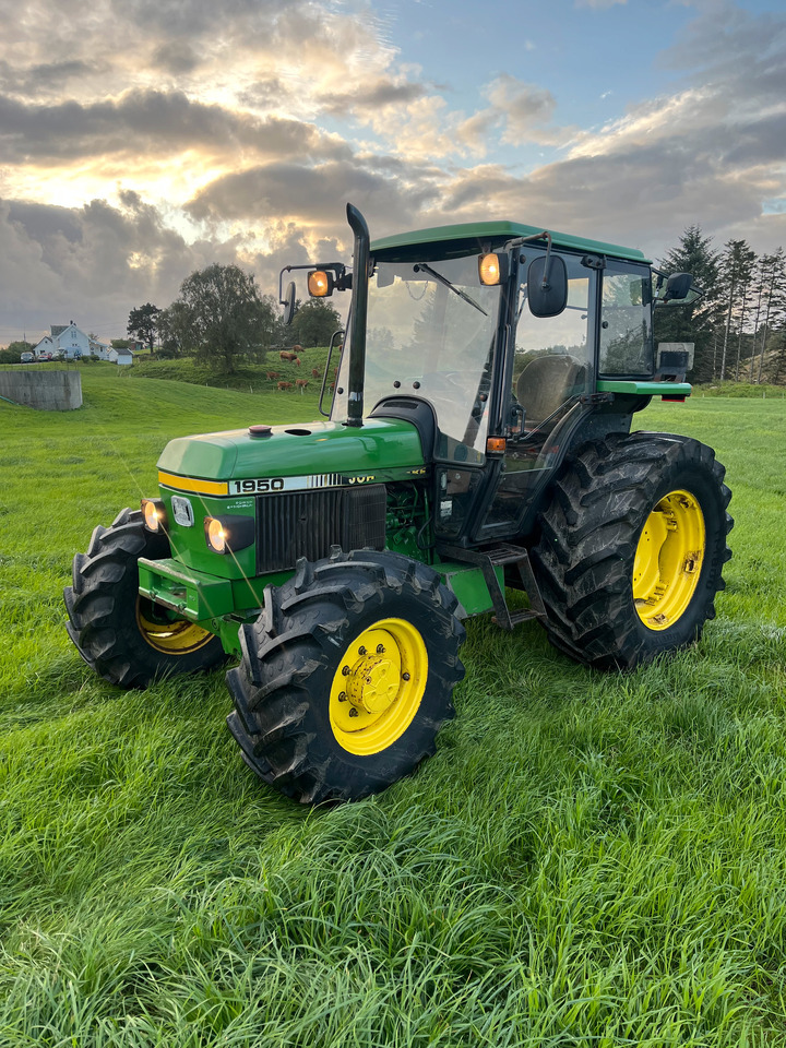 JOHN DEERE 1950 - Traktor: 2 kép. JOHN DEERE 1950 - Traktor: 2 kép.