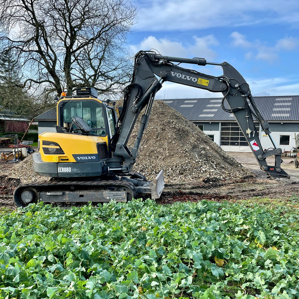 VOLVO ECR88D - Kotrógép: 3 kép. VOLVO ECR88D - Kotrógép: 3 kép.