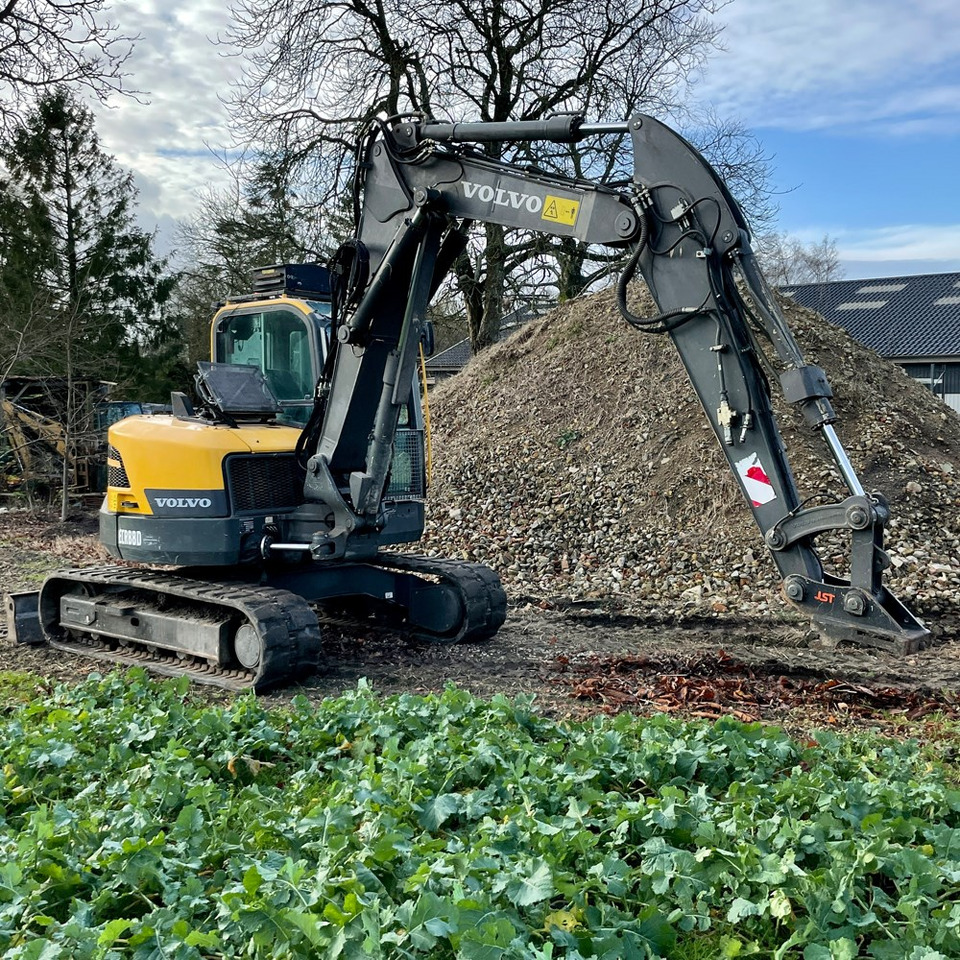 VOLVO ECR88D - Kotrógép: 4 kép. VOLVO ECR88D - Kotrógép: 4 kép.