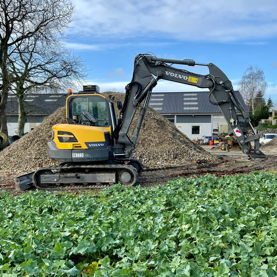 VOLVO ECR88D - Kotrógép: 2 kép. VOLVO ECR88D - Kotrógép: 2 kép.