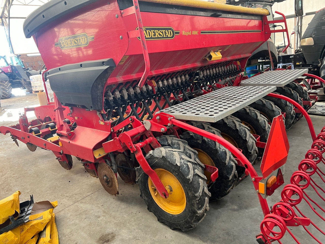 Vaderstad Rapid RD 400C - Szemenkénti vetőgép: 1 kép. Vaderstad Rapid RD 400C - Szemenkénti vetőgép: 1 kép.