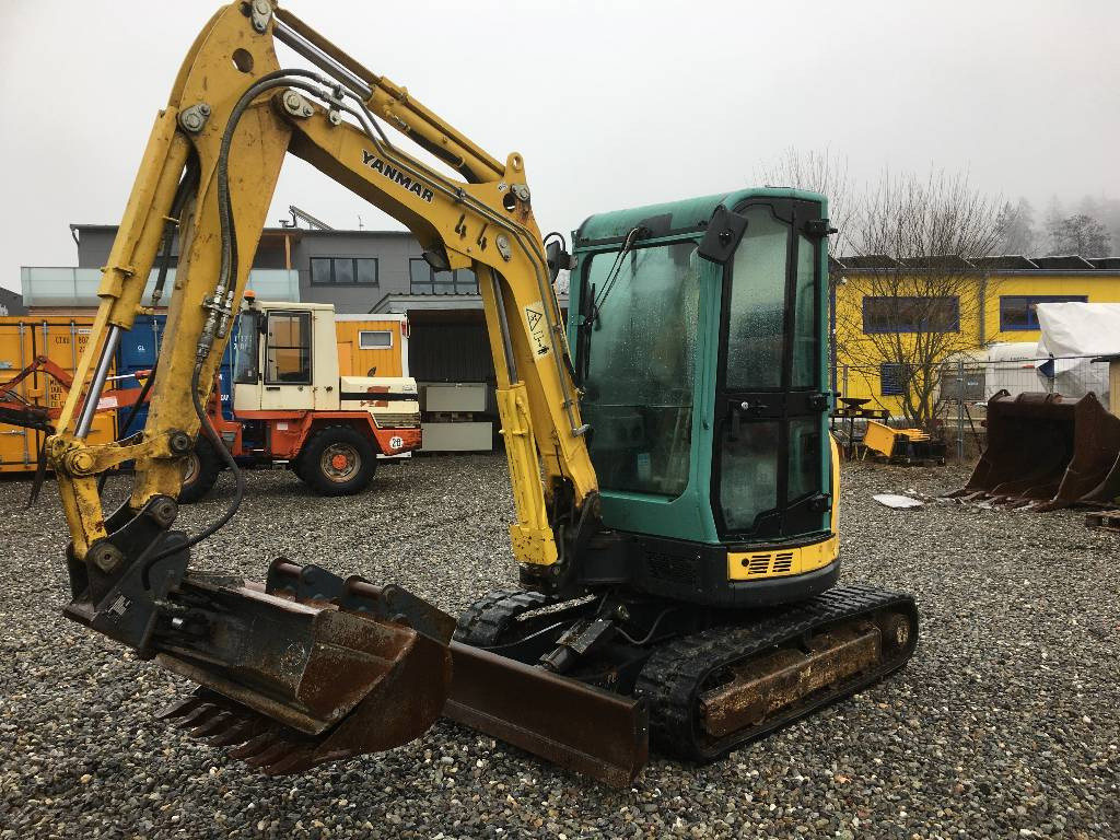 Yanmar Vio 33 U - Minikotró: 2 kép. Yanmar Vio 33 U - Minikotró: 2 kép.