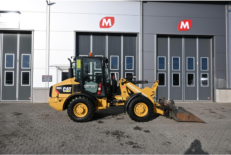 Caterpillar 906 H2 - Gumikerekes homlokrakodó: 4 kép. Caterpillar 906 H2 - Gumikerekes homlokrakodó: 4 kép.