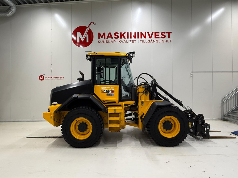 JCB 413S Nordic Edition - Gumikerekes homlokrakodó: 4 kép. JCB 413S Nordic Edition - Gumikerekes homlokrakodó: 4 kép.