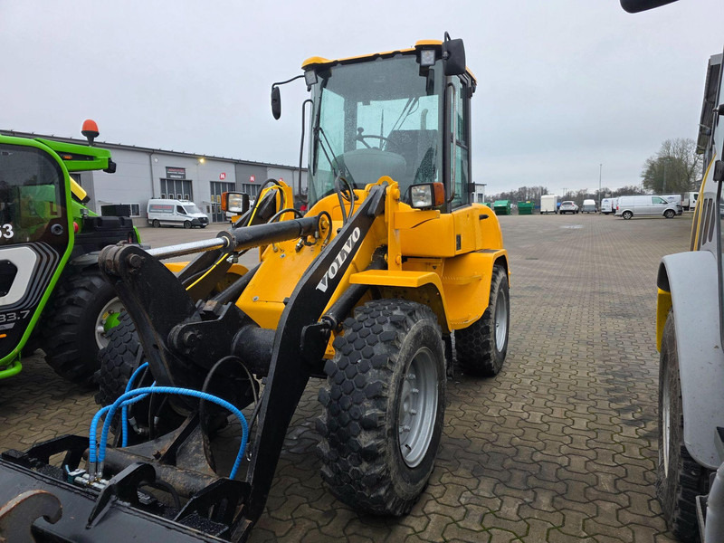 Volvo L30 - Gumikerekes homlokrakodó: 3 kép. Volvo L30 - Gumikerekes homlokrakodó: 3 kép.