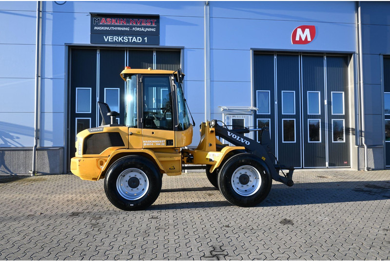 Volvo L30G - Gumikerekes homlokrakodó: 4 kép. Volvo L30G - Gumikerekes homlokrakodó: 4 kép.