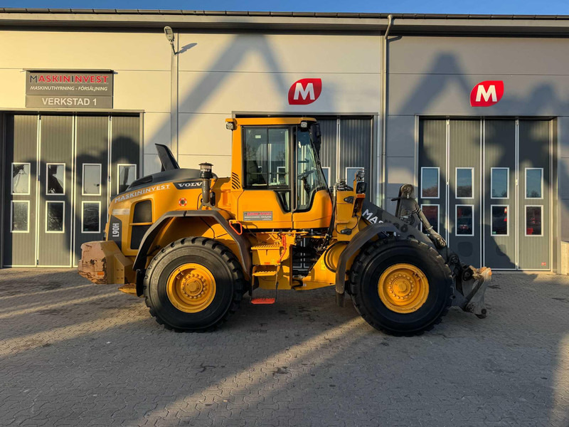 Volvo L90H Volvo L90H - Gumikerekes homlokrakodó: 4 kép. Volvo L90H Volvo L90H - Gumikerekes homlokrakodó: 4 kép.