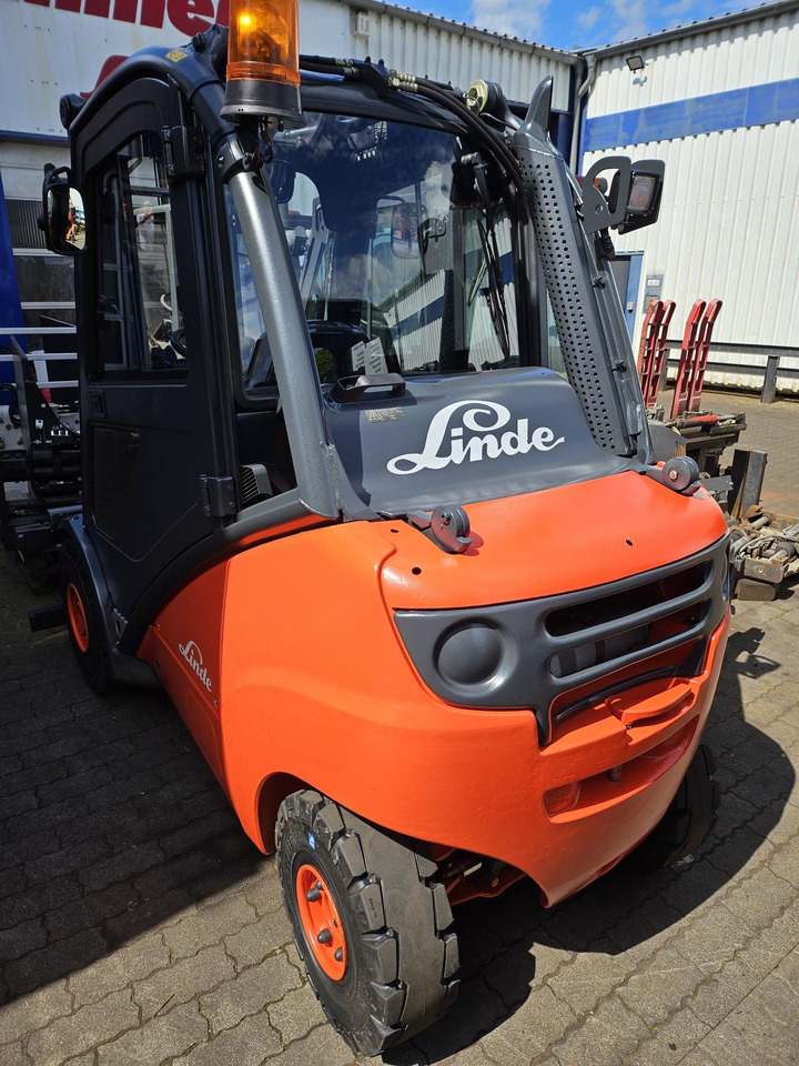 LINDE H30T - Gázüzemű targonca: 3 kép. LINDE H30T - Gázüzemű targonca: 3 kép.