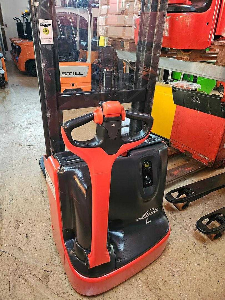 Linde L12 - Emelőtargoncá: 5 kép. Linde L12 - Emelőtargoncá: 5 kép.