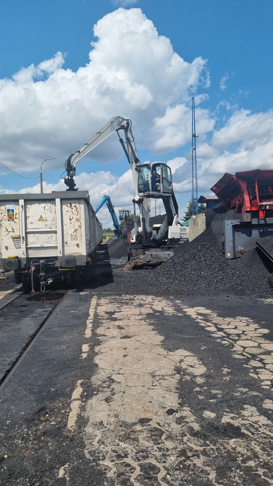 Terex TM 230 - Hulladék kotró: 2 kép. Terex TM 230 - Hulladék kotró: 2 kép.