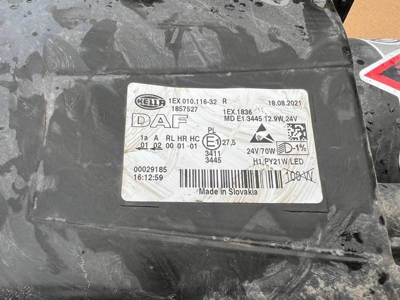 DAF XF106 - Fényszóró: 5 kép. DAF XF106 - Fényszóró: 5 kép.