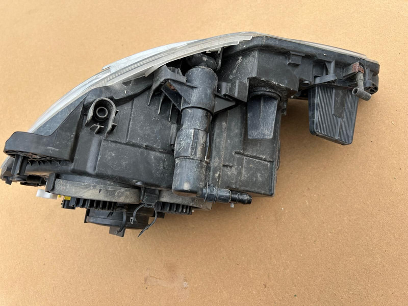 DAF XF106 - Fényszóró: 3 kép. DAF XF106 - Fényszóró: 3 kép.