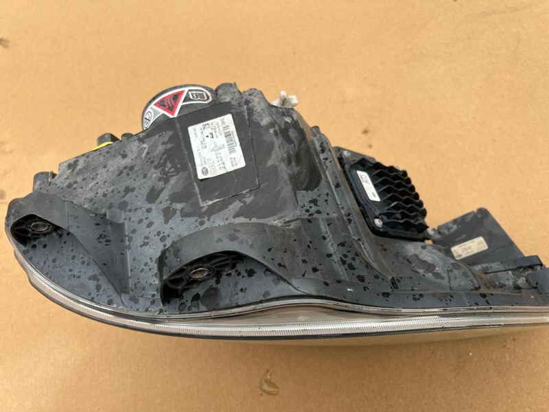 DAF XF106 - Fényszóró: 2 kép. DAF XF106 - Fényszóró: 2 kép.