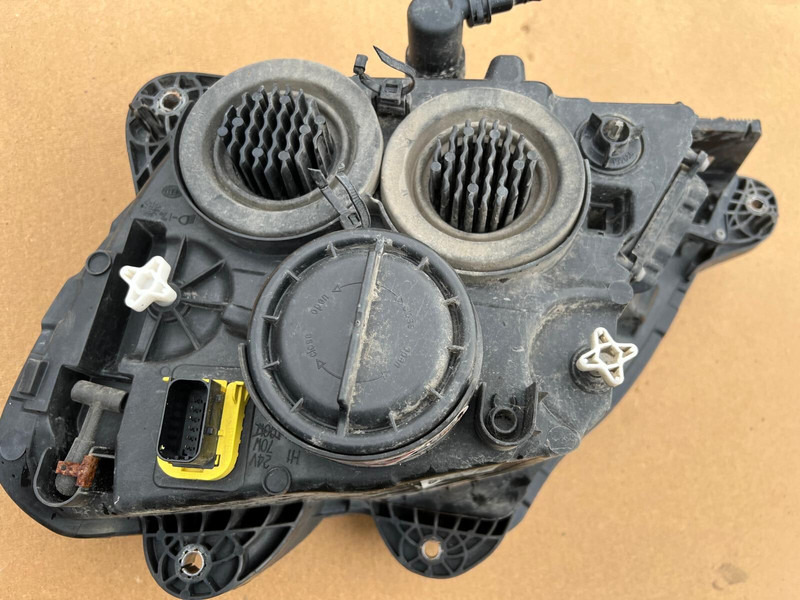 DAF XF106 - Fényszóró: 4 kép. DAF XF106 - Fényszóró: 4 kép.