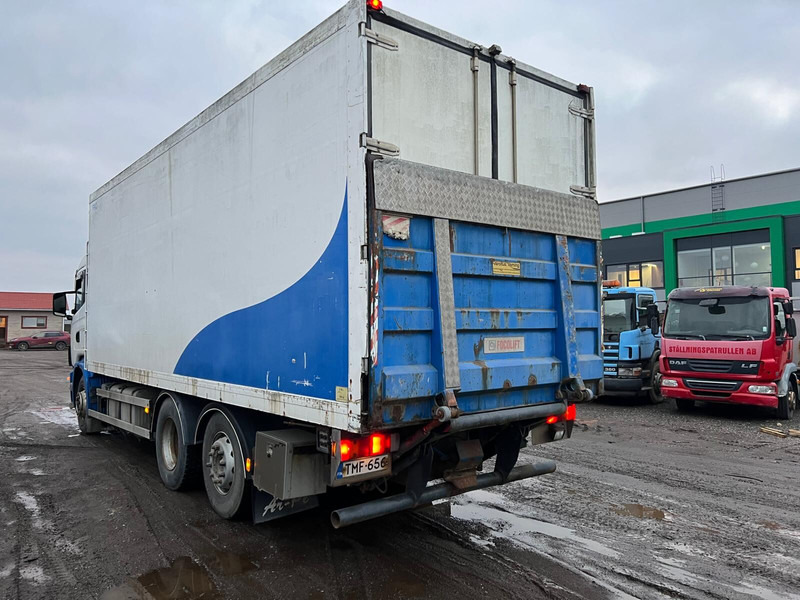 Scania R124 - Dobozos felépítményű teherautó: 4 kép. Scania R124 - Dobozos felépítményű teherautó: 4 kép.