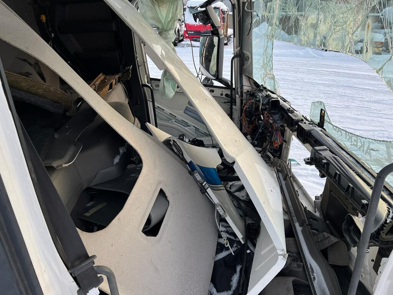 Scania R730 - Fülke és belső tér: 5 kép. Scania R730 - Fülke és belső tér: 5 kép.