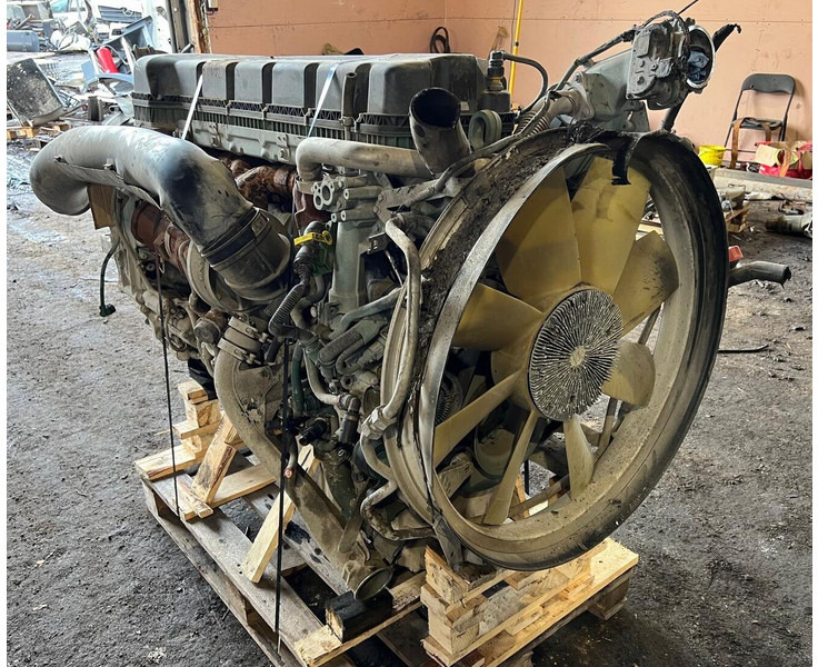 Volvo D11K450 K1 - Motor: 1 kép. Volvo D11K450 K1 - Motor: 1 kép.