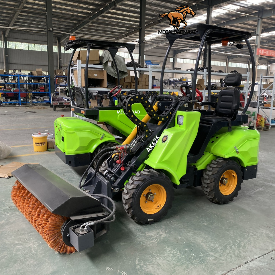 MEGALOAD AK625 Mini Wheel Loader Compact Size Articulated Diesel Kubota Engine P AK625 - Gumikerekes homlokrakodó: 5 kép. MEGALOAD AK625 Mini Wheel Loader Compact Size Articulated Diesel Kubota Engine P AK625 - Gumikerekes homlokrakodó: 5 kép.