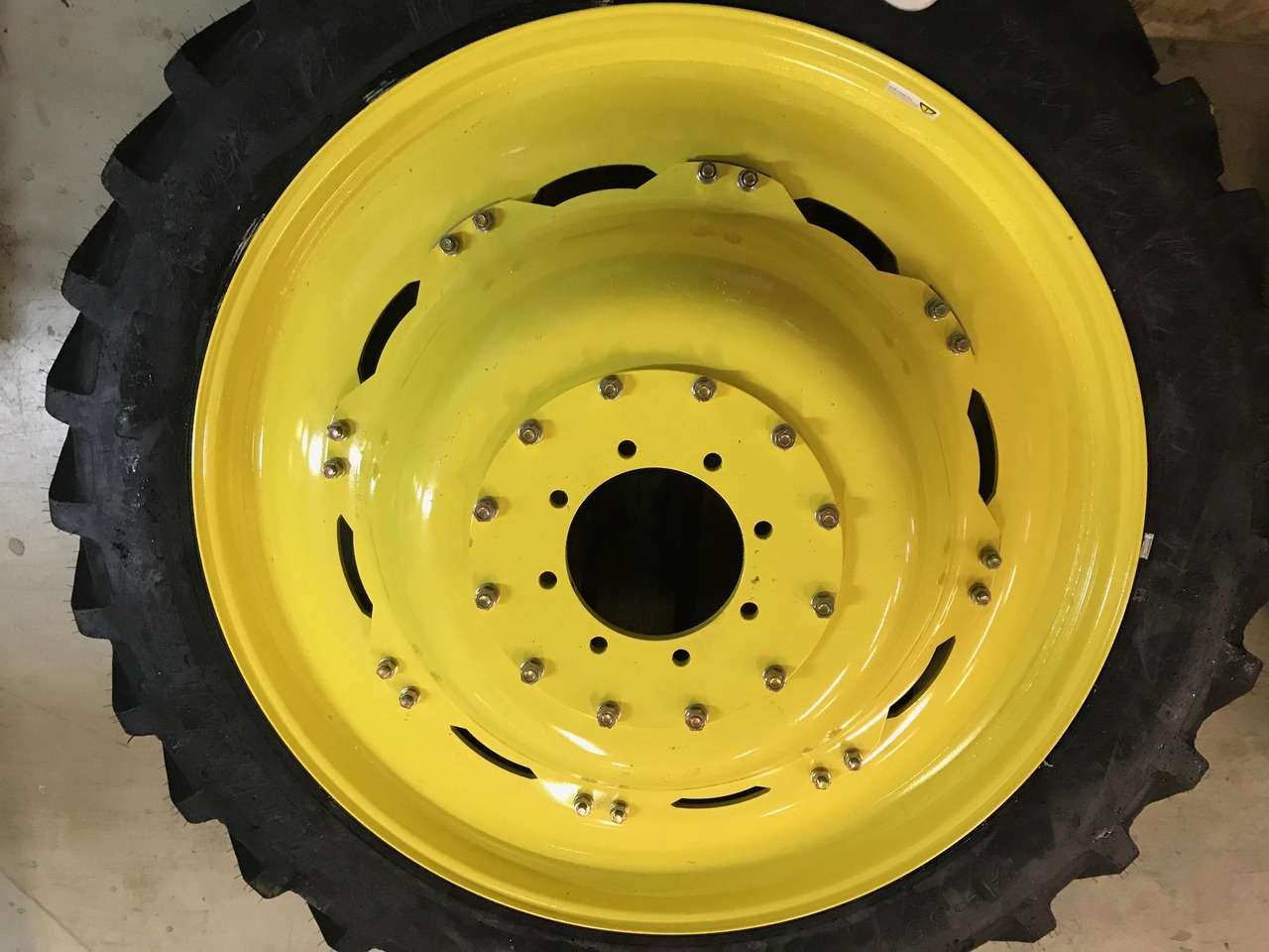 John Deere premium tillage wheel sets - Komplett kerék - Mezőgazdasági gépek: 1 kép. John Deere premium tillage wheel sets - Komplett kerék - Mezőgazdasági gépek: 1 kép.